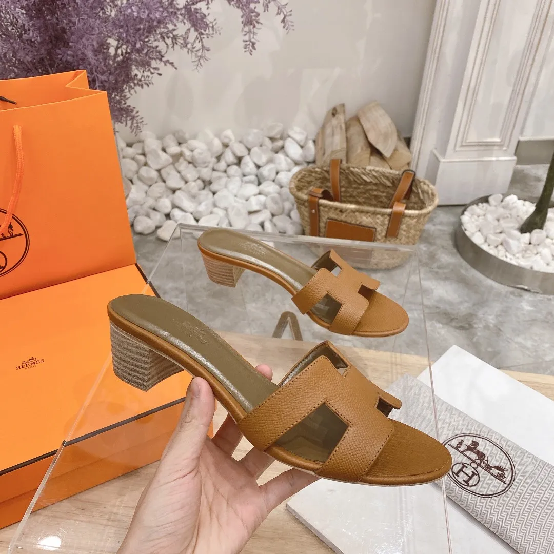 👟👟Ex-factory price 300👟👟 Genuine leather sole +40 🦄Hermès "Palm Print" has added new color sandals, "Year-round shipment" with three-dimensional concave and convex feeling on the classic "H" upper... It is a must-have item in your wardrobe, and it is magically versatile in this summer! This model fully demonstrates the classic Hermès style "palm print". Classic calfskin material ~ imported sheepskin. Lining 🐎Size: 34~42. Heel height ② type: low heel 1.5cm. Medium heel 4.5cm. Genuine leather sole +40 rubber sole.